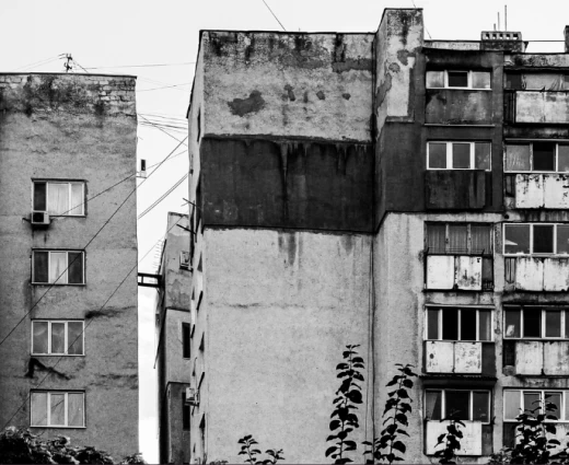 Στο μικροσκόπιο της Βουλής οι επικίνδυνες οικοδομές: Η πρόταση που αυστηροποιεί το πλαίσιο
